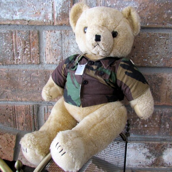 17" TEDDY BEAR that SITS, ARMS MOVE, WEARS CAMO & DOGTAGS, VINTAGE OLD-FASHIONED - Picture 1 of 5
